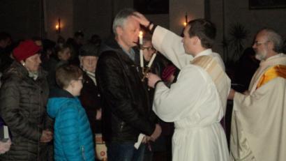 Bild: ksi
Diakon Dominikus Hartmann und Pfarrer Heinrich Rosner (rechts) erteilen den Blasiussegen.