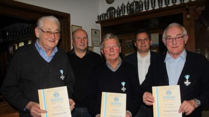 Bild: frd
Für die 50-jährige Mitgliedschaft bei der Soldatenkameradschaft Teunz zeichneten Vorsitzender Peter Breitschafter (hinten, von links) und Bürgermeister Norbert Eckl die Kameraden Michael Kehrer (vorne von links), Michael Eckl und Erwin Biersl mit der Dankurkunde und dem „Treuekreuz in Gold“ aus.