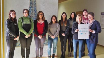 Bild: Bühner
Über die Ernennung zur DELF-Partnerschule freuen sich die Französisch-Lehrerinnen Judith Angerer und Daniela Fuhrmann (Vordergrund von links). Mit dabei auch ehemalige und zukünftige
Prüfungsteilnehmer.