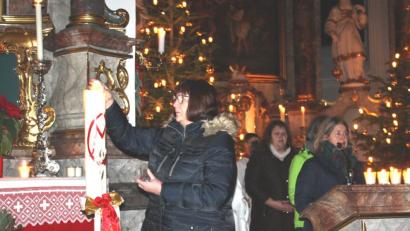 Bild: lg
Frauen der Gemeindekatechese trugen Fürbitten vor und entzündeten an der Osterkerze Lichter, die sie am Altar platzierten.