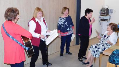 Bild: hai
Ein Ständchen der besonderen Art: Agnes Horn, Ursula Dadder, Elfriede Bräutigam und Rita Grüner vom Katholische Frauenbund Mockersdorf kleiden Anekdoten aus dem Leben des Gründungsmitglieds Mathilde Olischer (rechts) in ein Lied.