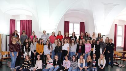 Bild: exb
Die Schülerinnen zusammen mit Referenten und Lehrkräften.