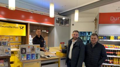 Bild: exb
Die Unterlagen werden mit der Post auf die Reise geschickt. Bürgermeister Karlheinz Budnik und Alexander Herzner hoffen, dass die Kriterien für die Bewerbung um den Titel Fairtrade-Town erfüllt sind.