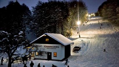 Bild: Hermann Koch
Skispaß direkt vor der Haustür - und das sogar nachts. Am Johannisberg in Freudenberg ist am Donnerstag wieder Flutlicht-Liftbetrieb.