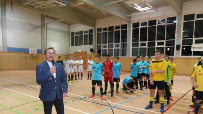Bild: exb
Bürgermeister Hans Donko eröffnet den Allianz-Cup.