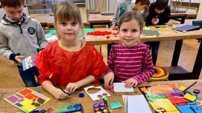 Bild: gz
Aus den Plastikdeckeln zauberten die Mädels und Jungs tolle Kunstwerke.