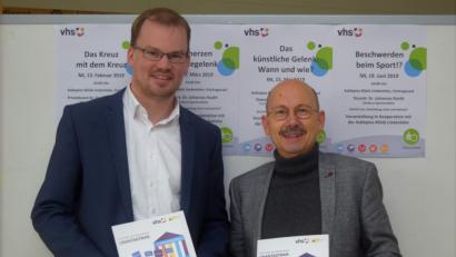 Bild: Bernhard Krebs
Erhard Sailer (rechts) und Marius Aach stellten die Kooperation zwischen Klinik und Volkshochschule vor.