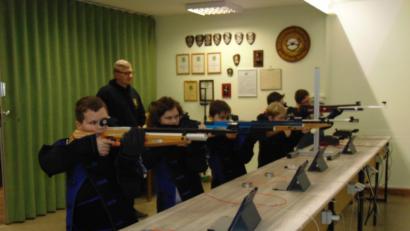 Bild: bk
Die Scheibenschützen rüsten sich für die Zukunft. Sie haben für die Jugend Laserwaffen angeschafft. Damit darf der Nachwuchs schon die Scheiben ins Visier nehmen, bevor er zehn Jahre alt wird.