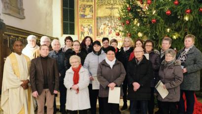 Bild: do
Insgesamt 22 Sänger wurden, begleitet vom herzlichen Beifall der Gottesdienstbesucher, für langjähriges Mitwirken im Chor der Pfarrei St. Laurentius mit Urkunden der Diözese Regensburg ausgezeichnet. Vier Sängerinnen nahmen Abschied. Unser Bild zeigt die Geehrten (einige fehlten oder wurden vertreten) mit Stadtpfarrer Thomas Jeschner, Pfarrer Paul und Chorleiter Joachim Steppert.