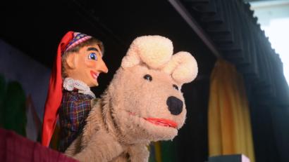 Bild: Gabriele Schönberger
Kasperl und Hund Wuschel müssen sich im Verkehr zurechtfinden.