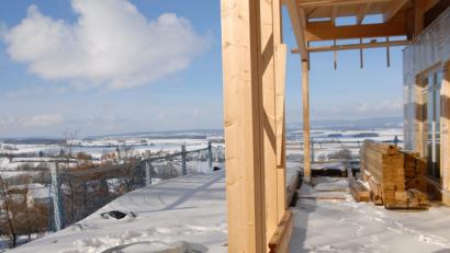 Bild: ow
Mit einer Tasse Kaffee auf der Terrasse des Infozentrums Rauher Kulm den Blick über die Region schweifen lassen – wann werden diese Wünsche eines müden Wanderers oder Neustädters endlich Wirklichkeit?