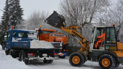 Bild: jr
Mit Fräsen, Radladern und Lastwagen sind Bauhof-Mitarbeiter seit Mittwochmorgen im Einsatz, um aufgetürmte Schneemassen aus den Straßen zu entfernen.