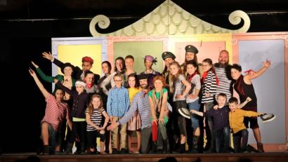 Bild: exb
Das Ensemble von „Pippi Langstrumpf“ wurde bei der Premiere in Pfreimd gefeiert. Zwei weitere Vorstellungen stehen am Freitag und Samstag in der Landgraf-Ulrich-Schule auf dem Plan.