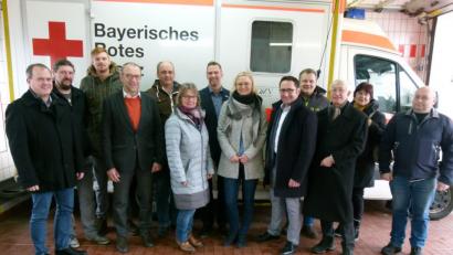 Bild: rn
Stellvertretender Wachleiter Gerhard Müller (Zweiter von links) heißt die Freien Wähler in der Rettungsstelle willkommen. Der Delegation gehören unter anderem MdL Tobias Gotthardt (Fünfter von rechts), zweiter Bürgermeister Karl Lorenz (Vierter von links), Kreisrat Karl Meier (Dritter von rechts) sowie die Ortsvorsitzenden Thomas Riedl (Eschenbach/Mitte)(7. v.li.), Holger Götz (Speinshart/links) und Thomas Scharf (Grafenwöhr/Vierter von rechts) an.