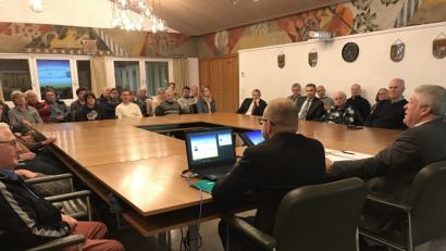 Bild: eig
Auf den Sitzen der Ratsmitglieder dürfen einmal im Jahr die Bürger Platz nehmen. In der Bürgerversammlung gibt es zwar nur ganz wenige Klagen aus der Bürgerschaft, dafür jede Menge Informationen.