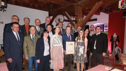 Bild: bsc
Zum Gewinn des Innovationspreises für Bayerns beste Bio-Produkte gratulierten bei einer Feierstunde zahlreiche Ehrengäste Eberhard Freiherr von Gemmingen-Hornberg (vorne, Zweiter von rechts) und Thomas Schultes (vorne rechts), Geschäftsführer der Friedenfelser Betriebe. Die Auszeichnung überreichten (vorne von links) die Geschäftsführerin der LVÖ Bayern Cordula Rutz und die Bio-Königin aus dem Allgäu, Carina Bichler.