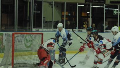 Bild: gb
Marco Habermann scheitert am Landshuter Goalie Patrick Berger: Die Blue Devils unterlagen am vergangenen Sonntag dem EV Landshut mit 1:4 und kassierten damit im achten Meisterrundenspiel die sechste Niederlage. An diesem Wochenende treffen die Weidener auswärts auf den Höchstadter EC (Freitag) und zu Hause auf den EC Peiting (Sonntag).