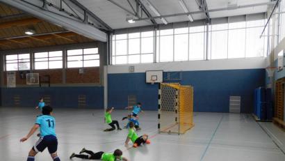 Bild: msh
Im Finale der E-Junioren besiegt der SC Eschenbach (blaue Trikots) den SC Schwarzenbach (grüne Trikots) knapp mit 1:0.