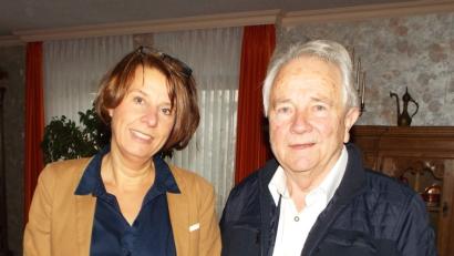 Bild: e
Klaus Görk feiert seinen 80. Geburtstag, wozu ihm Bürgermeisterin Birgit Singer-Grimm gratuliert.