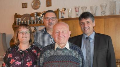 Bild: rgr
Johann Meißner feierte seinen 90. Geburtstag. Dazu wünschten ihm Tochter Gabi, Schwiegersohn Jürgen und Bürgermeister Edgar Knobloch (rechts) alles Gute.