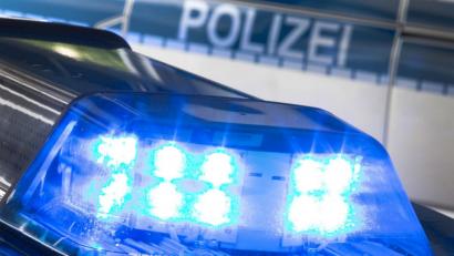 Bild: Friso Gentsch
Ein Blaulicht leuchtet auf dem Dach eines Polizeiautos. Foto: Friso Gentsch/Archiv