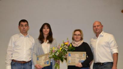Bild: jlr
Die Vorsitzenden Jürgen Lautner (rechts) und Stefan König bedanken sich mit Blumensträußen und Präsenten bei den ausscheidenden Beisitzerinnen Katrin Riedel und Anja Scherm (von links) für ihre langjährige Tätigkeit.