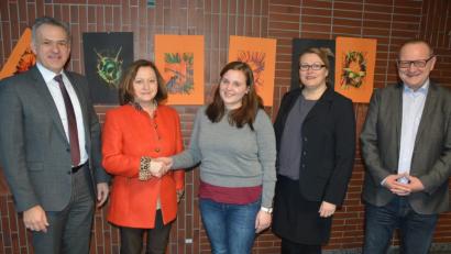 Bild: jr
Als Jugendsozialarbeiterin ist Melanie Lottes (Mitte) seit kurzem an der Grundschule Mitterteich tätig. Schulleiterin Renate Zuber (Zweite von links) hieß sie jetzt offiziell willkommen. Mit im Bild Bürgermeister Roland Grillmeier (links) sowie (von rechts) Jugendamtsleiter Emila Slany und Michaela Grießhammer von der gfi Marktredwitz.