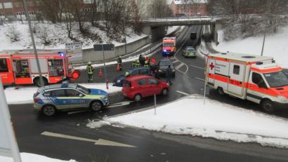 Bild: ui
Über die Linksabbiegerspur gerät ein Auto kurz vor der Bahnunterführung in den Gegenverkehr und verursacht einen Unfall, in den zwei Fahrzeuge verwickelt sind. Die beiden Insassen des roten Kleinwagens werden Zeugen des Geschehens .