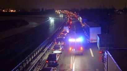 Bild: Gabi Schönberger
Auf der A93 bei Weiden ging am Abend zeitweise nichts mehr. Unfälle auf spiegelglatten Straßen sorgten für Staus und Behinderungen.