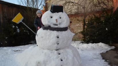 Bild: gi
Ein großer Schneemann schaut aus dem Garten des Brandl-Anwesens heraus.