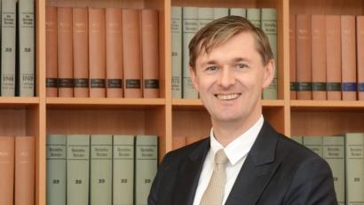 Bild: Gabi Schönberger
Ein Lächeln zum Abschied: Notar Damian Wolfgang Najdecki verlässt Weiden. Zuvor aber erinnert er sich noch an interessante Mandate wie NOC, Bankenfusion und der Zusammenschluss den beiden Fußballvereine SpVgg Weiden 2010 und SV Detag Weiden.