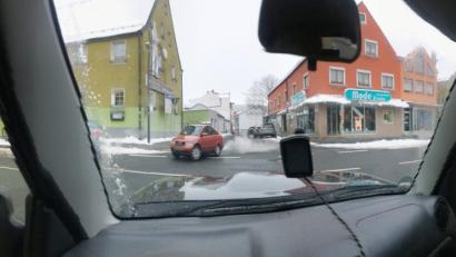 Bild: Gabi Schönberger
Schnee, parkende Autos, enge Straßen und viel Verkehr machen die Überquerung oder das Einbiegen in die Freyung von der Adolph-Kolping- oder Bräuhausstraße zu einem mitunter nervenaufreibendem Vorhaben.