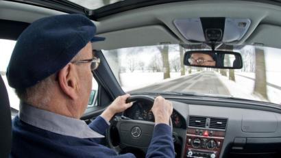 Symbolbild:  Patrick Pleul/dpa
Ein älterer Autofahrer unterwegs. Senioren fallen unfallstatistisch nicht ins Gewicht. Trotzdem fordern Unfallforscher eine regelmäßige Überprüfung ihrer Fahrtauglichkeit.