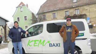 Bild: jzk
Warum nicht mit dem KEM-Baxi zur Arbeit fahren? Fahrer Stefan Baier (links) bringt Sascha am Donnerstag zu Siemens Healthineers am Kemnather Standort.