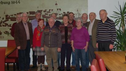 Bild: faa
Gerd Zitzler hat das Amt des Gerätewartes von Georg Martin übernommen. Im Bild das engagierte Team des Gartenbauvereins mit dem Vertreter der Stadt: (von links) Georg Martin, Zweiter Bürgermeister Kurt Koppmann, Vorsitzender Walter Wolf, die Beisitzer Christl Denk und Karl Voith, Kassier Heiner Baierl, Schriftführerin Anita Barth, Gerätewart Gerd Zitzler, zweite Vorsitzende Heidi Zeitler, Beisitzer Fritz Sauerer, Kassenprüfer Helmut Rossmann und Beisitzer Alois Karl.