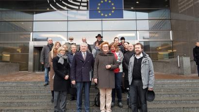 Bild: exb
Die Vertreter der an dem gemeinsamen Projekt beteiligten Klosterlandschaften in Brüssel. In der vorderen Reihe (von links) Projektleiterin Dr. Birgit Kastner, Bambergs Landrat Johann Kalb und Europa-Parlamentarierin Monika Hohlmeier, dahinter Beatrix Rustler von der Stadt Waldsassen sowie (Dritte von rechts) Sr. M. Sophia Schlembach von der Zisterzienserinnenabtei Waldsassen.