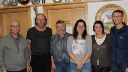 Bild: sis
Nach der Siegerehrung des Geburtstagsschießens (von links): Zweiter Schützenmeister Helmut Schötz, Jubilar Ernst Kölbel, Aufgelegt-Siger Ernst Danhauser, Freistehend-Gewinnerin Tanja Hüttner, Jubilarin Gerlinde Kölbel und Zweiter Sportleiter Gerd Kölbel.