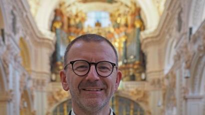 Bild: tr
Waldsassens Stadtpfarrer Thomas Vogl hat seine mündliche Abschlussprüfung für seine Promotion erfolgreich absolviert.