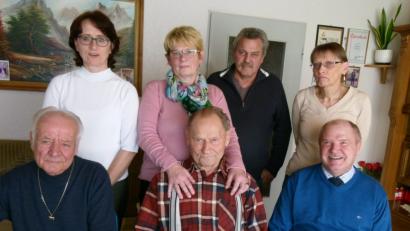 Bild: rn
Dem rüstigen Filmer Bruno Priman gratulierten Bürgermeister Peter Lehr (rechts), Schwiegersohn Helmut (links) und (von links) die Töchter Regina und Bruni, Schwiegersohn Heinz und Tochter Martina.