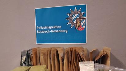 Bild: Polizei
Eine ganze Palette an Drogen stellten Polizeibeamte jetzt in der Wohnung eines 26-jährigen Sulzbach-Rosenbergers sicher. Er hatte im Darknet bestellt, war aber aufgeflogen.