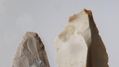 Bild: ken
Oben links die Dolchspitze, daneben das Klingenstück. Unten sind die beiden vorgeschichtlichen Keramikscherben zu sehen.