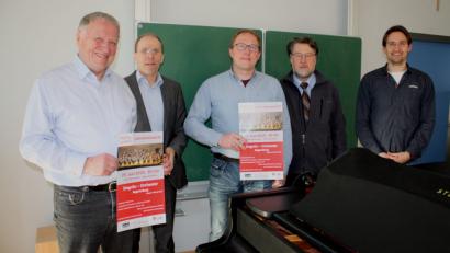 Bild: lg
Kunstvereinsvorsitzender Peter Wunder (von links), Schulleiter Ludwig Pfeiffer, Florian Baueregger (Singrün-Orchester), Karl Stumpfi (Kunstverein) und Musiklehrer Andreas Lehmann stellen die Weichen für das Konzert im Juni.