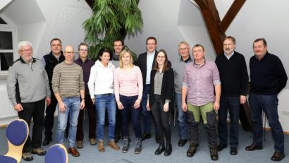 Bild: njn
Die Gästeführer aus dem Gebiet der Steinwald-Allianz trafen sich im Kulturspeicher des Rathauses. Mit auf dem Bild der Geschäftsführer der Steinwald-Allianz Martin Schmid (Sechster von rechts), Tourismusfachfrau Nina Lang (Fünfte von rechts), Naturpark-Geschäftsführer Ernst Tippmann (Vierter von rechts) sowie Dr. Andreas Peterek vom Geopark Bayern-Böhmen (Zweiter von rechts).