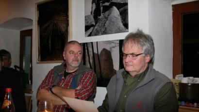 Bild: wro
Dietmar Gärtner und Harald Primitz (von rechts) studieren eines der Gedichte, die in der Glasschleif vorgetragen werden.