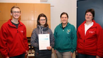 Bild: roh
Für 15 Jahre Engagement zeichnete das Jugendrotkreuz Stefanie Winkler (Zweite von links) aus. Mit im Bild Kreisjugendleiterin Natalie Wölfl (Zweite von rechts), Daniel Hirschmann, der den Jahresbericht der Friedenfelser Rotkreuzjugend vortrug, sowie Bereitschafts- und Jugendleiterin Andrea Winkler (rechts).