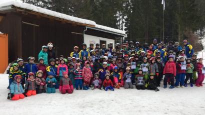 Bild: exb
Die Helfer vom TV Floß hatten alle Hände voll zu tun, um die vielen kleinen Skifahrer beim Anfänger und Fortgeschrittenenkurs am Flossenbürger Wurmstein unter einen Hut zu bringen.