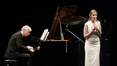 Bild: Wolfgang Steinbacher
Zum vierten Mal präsentierten junge Talente der Hochschule für Musik Nürnberg im Amberger Stadttheater das Konzert „Auf Flügeln des Gesanges“. Auf dem Bild singt die junge Sopranistin Sofia Kuzanova, begleitet am Flügel von Gordian Teupke.