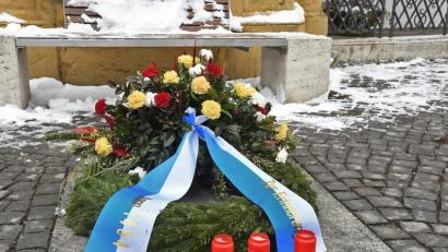 Bild: Petra Hartl
Erstmals erinnert ein Kranz an die drei am 5. Februar 1454 hingerichteten Bürger, die als Rädelsführer des Amberger Aufruhrs ausgemacht wurden. Die wenig beachtete Gedenktafel darunter ist immer da.