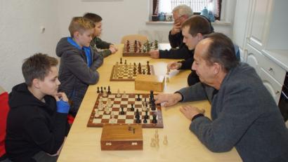 Bild: mmj
Auch das "königliche Spiel" hat seinen Platz im Jahreskalender der Kolpingsfamilie Schönsee: An zwei Tagen können im März Schach-Grundlagen erworben werden.