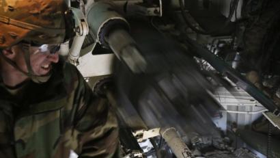 Bild: U.S. Army National Guard photo by Sgt. Lisa Vines, 382nd Public Affairs Detachment,1st ABCT, 1st CD/Released
Specialst Louis Alacci, Kanonier beim 1. Bataillon des 82. Feldartillerieregiments, zieht die Abzugsleine seines Geschützes bei der Übung „Combined Resolve XI“ in Grafenwöhr.